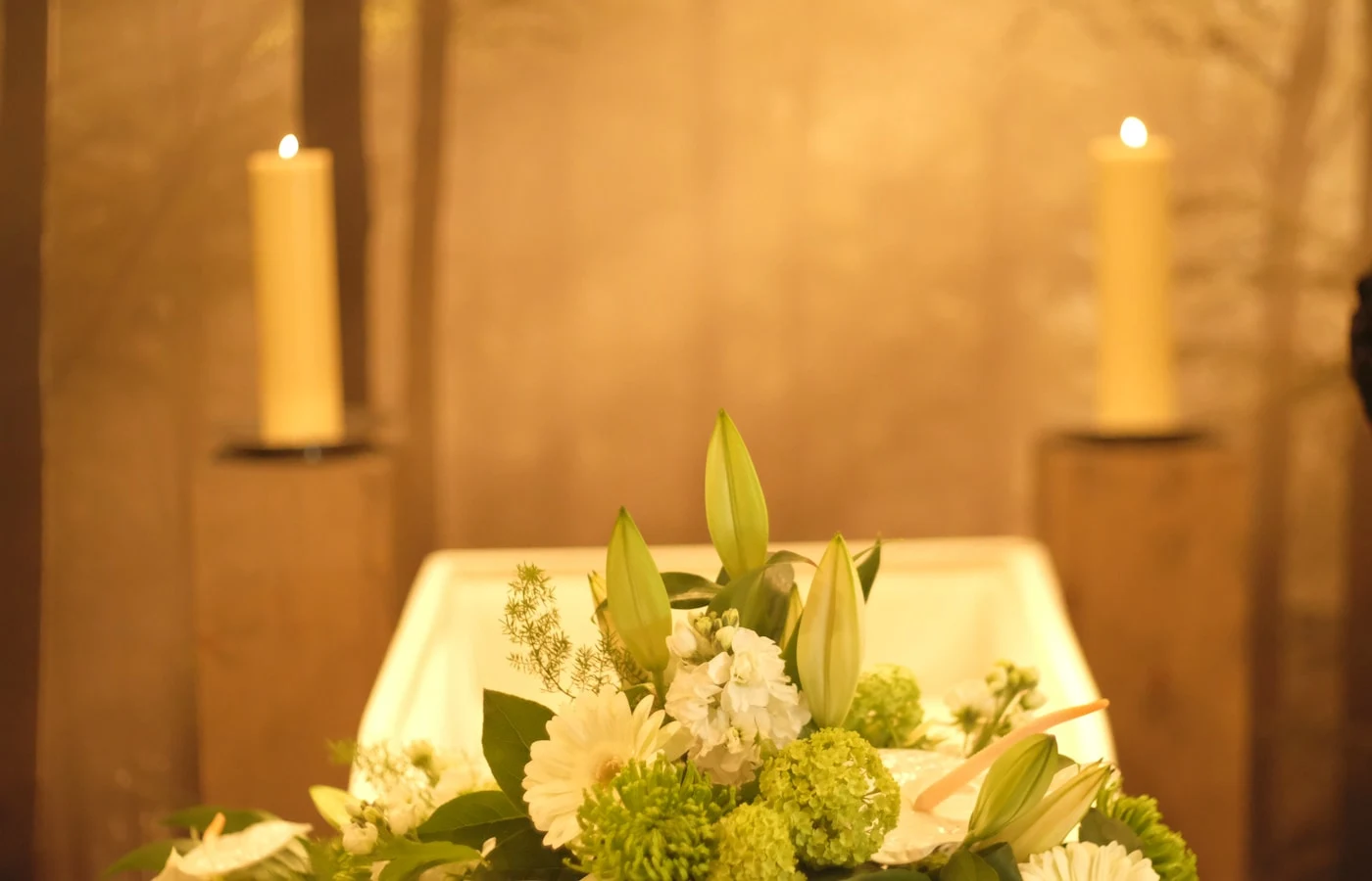 Trauerkerzen und Blumen als stiller Gedenk-Schmuck
